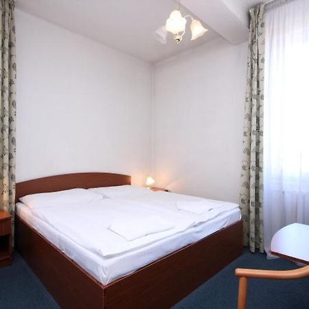 Hotel Legie Bed And Breakfast 布拉格 外观 照片